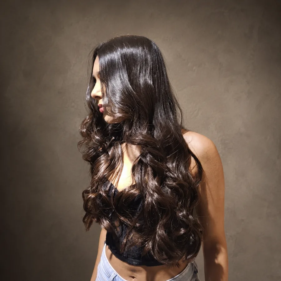 Cabelo ondulado com brilho, trabalho de coloração da Rô Pinheiro