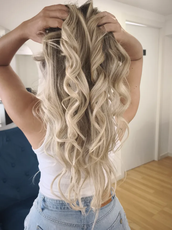 Loiro longo com ondas soltas e raiz esfumada, visto de costas